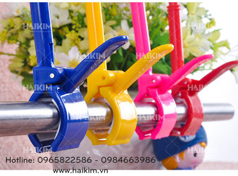 kẹp treo giá cho shop quần áo.jpg