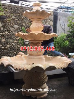 Mẫu tháp phun nước tiểu cảnh sân vườn lớn bằng đá vàng tự nhiên, chạm khắc hoa văn đẹp.jpg