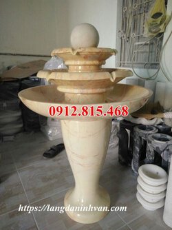 Tháp phun nước mini bằng đá vàng, thiết kế đơn giản, sơn bóng bề mặt đá bóng đẹp.jpg