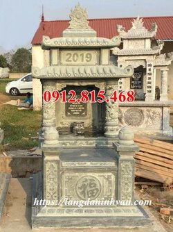 Mẫu mộ đá xanh hai mái thiết kế chế tác hoa văn tinh xảo.jpg