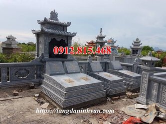 Xây mộ đôi cho ông bà, cha mẹ đơn giản bằng đá khối tự nhiên.jpg