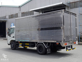 xe-tai-hino-xzu650-thung-kin-7.jpg