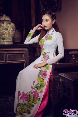 hot-girl-hai-quyen-duyen-dang-voi-ao-dai-hoa-sen-0-1382330935.jpeg
