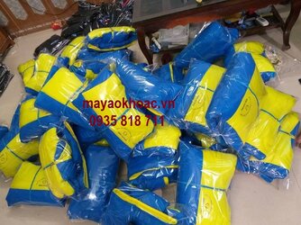 may áo khoác học sinh từ thiện (1).jpg may áo khoác học sinh từ thiện (1).jpg